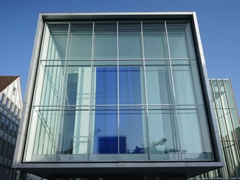 Ventana de edificio de vidrio con estructura metálica moderna.