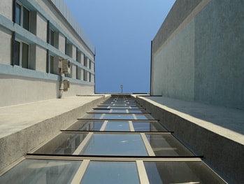 Ventanas en el techo de un edificio en Miami, FL, con cielo despejado.