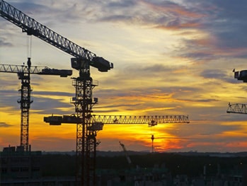 Cielos con grúas de construcción en el atardecer en Miami, FL.