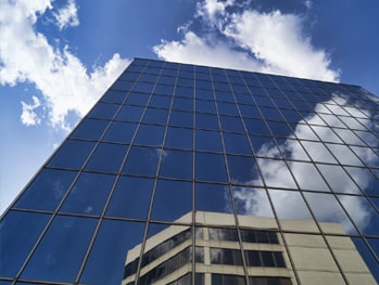 Fachada de edificio de oficinas con ventanas de vidrio reflectante en Miami.